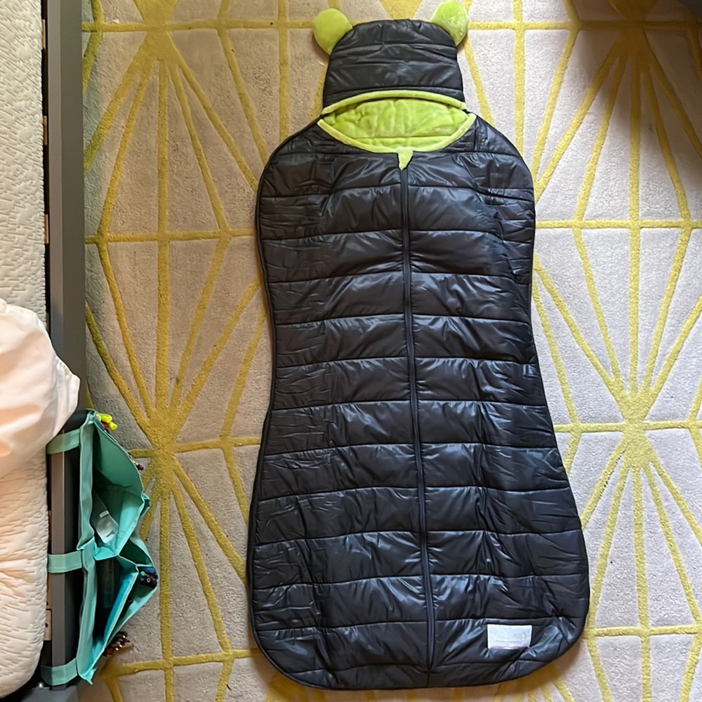 Kids sleeping bag with carrying bag.